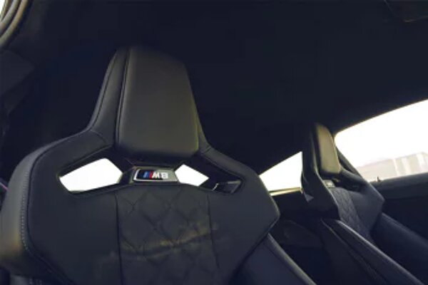 bmw-m8-coupe-interieur-stoelen-hoofdsteun.jpg