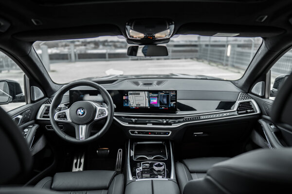 BMW-X7LCI-GRIJS-PARKEERGARAGE-03