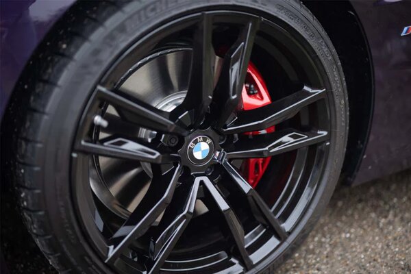 bmw-z4-paars-velg-zwart-close-up.jpg
