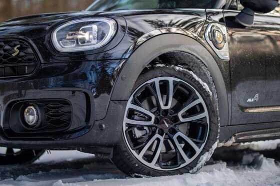 mini-countryman-blauw-zijkant-close-up-velg-winterbanden.jpg