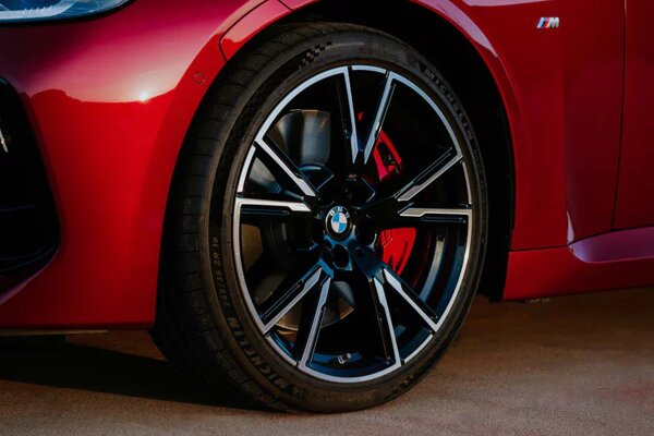 bmw-2-serie-coupe-rood-zijkant-velg-close-up-ekris.jpg