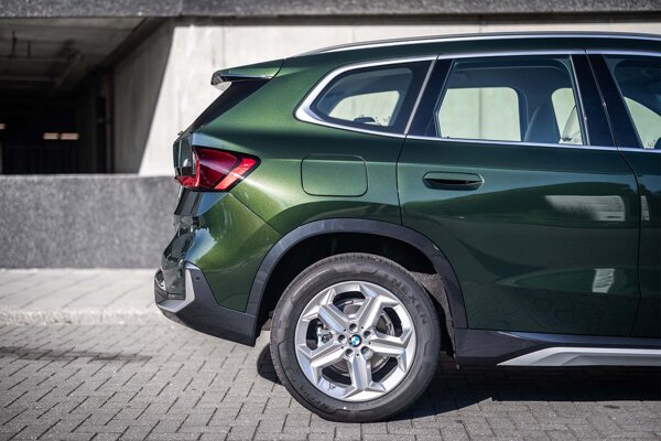 bmw-x1-achterkant-zijkant-groen-ekris