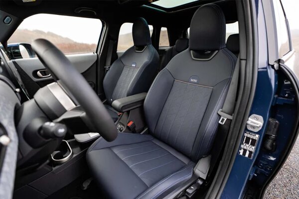 mini-cooper-5-deurs-interieur-stoelen-ekris-1.jpg