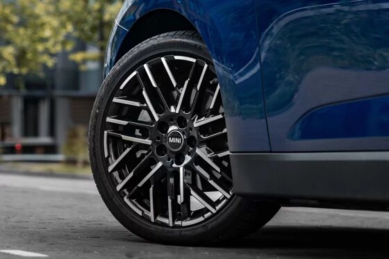 mini-cooper-electric-blauw-zijkant-velg-close-up-ekris.jpg