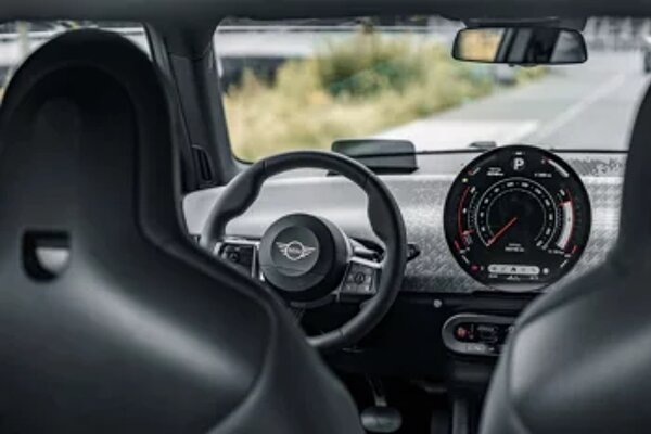 mini-cooper-electric-interieur-cockpit-ekris.jpg