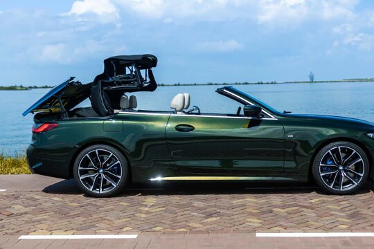 bmw-4-serie-cabrio-groen-zijkant-water-dak-open.jpg