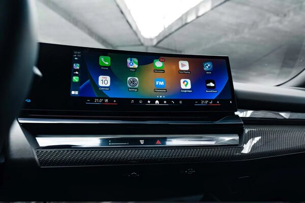 bmw-5-serie-sedan-interieur-curved-display-ekris.jpg