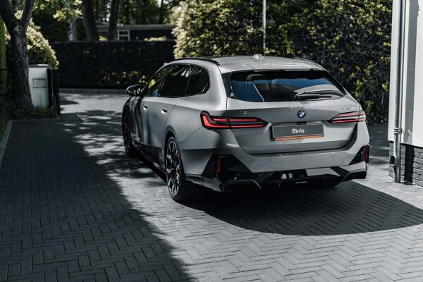 bmw-i5-touring-grijs-achterkant-oprit-ekris
