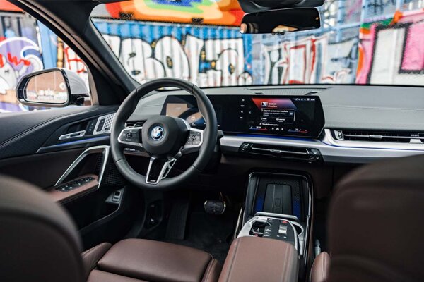 bmw-ix2-interieur-cockpit-ekris