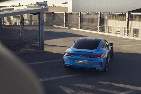 bmw-m8-blauw-achterkant-bedrijventerreing.jpg