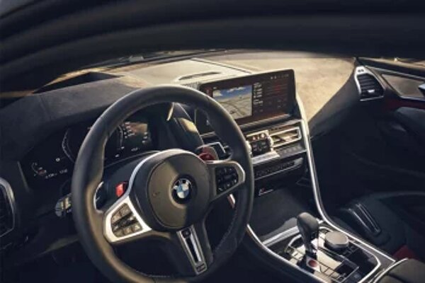 bmw-m8-gran-coupe-interieur-cockpit.jpg