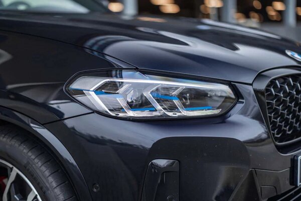 bmw-x4-zwart-koplamp-close-up.jpg