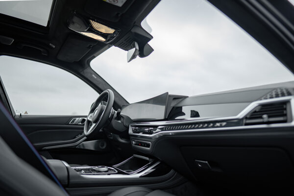 BMW-X7LCI-GRIJS-PARKEERGARAGE-06
