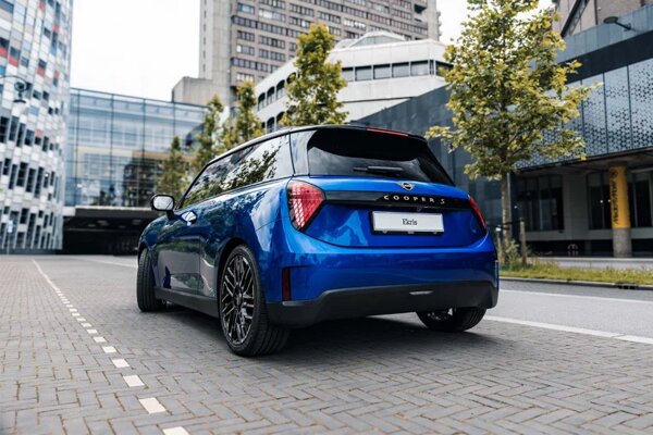 mini-cooper-electric-blauw-achterkant-straat-ekris.jpg