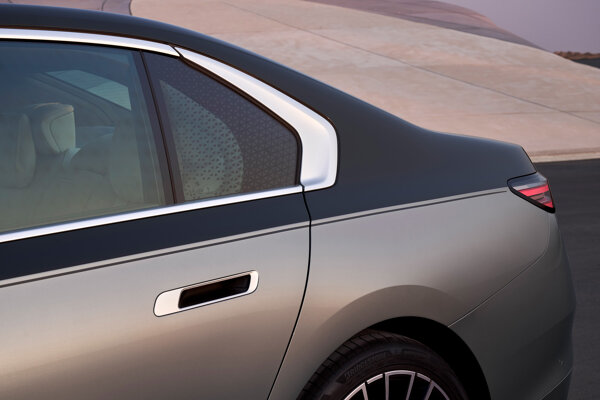 P90636118_highRes_bmw-740-xdrive-04-20