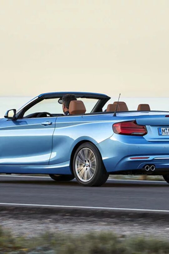 bmw-2-serie-cabrio-blauw-achterkant-rijdend.jpg