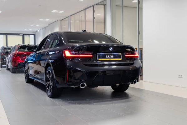 bmw-330e-sedan-5.jpg
