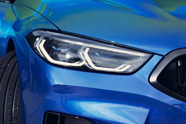 bmw-8-serie-blauw-coupe-voorlicht-1520x1014.jpg
