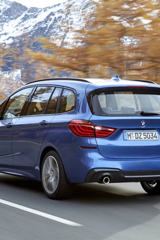 bmw-2-serie-gran-tourer-blauw-zijkant-achterkant-rijdend.jpg