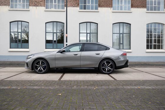 bmw-i5-zijkant-mobiel.jpg