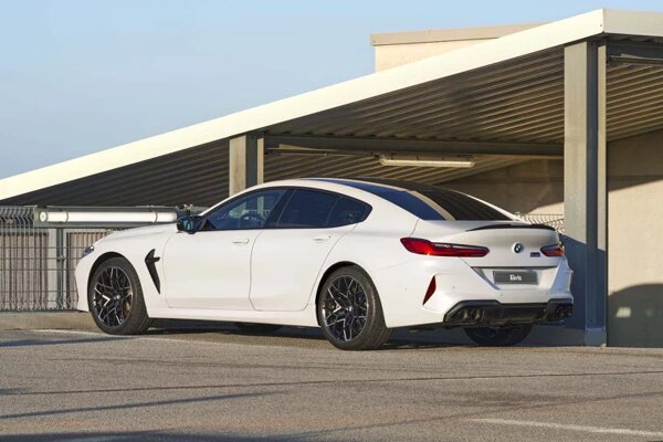 bmw-m8-gran-coupe-wit-achterkant-parkeerplek.jpg