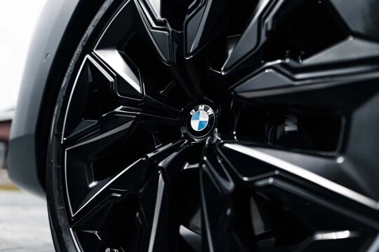 bmw-velg-zwart-close-up-ekris.jpg