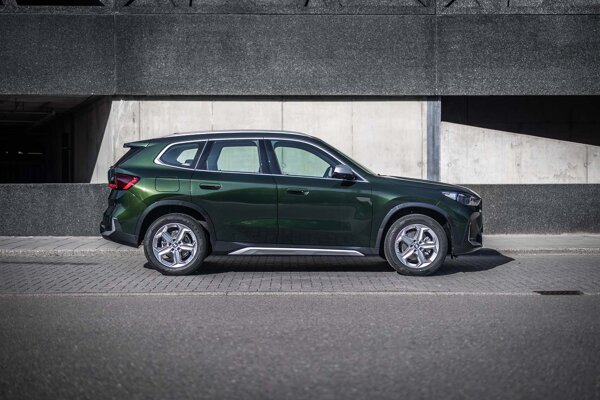 bmw-x1-groen-zijkant-ekris