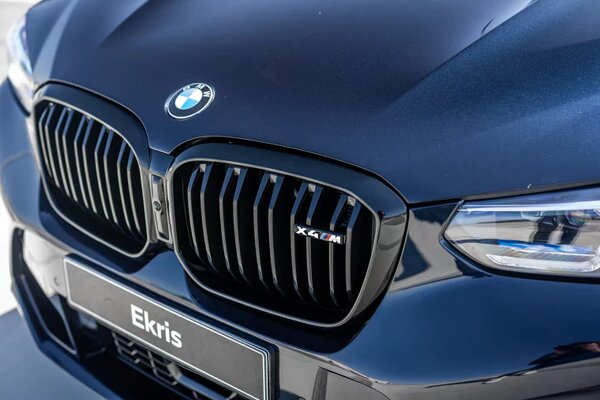 bmw-x4-m-donkerblauw-niergrille-1520x1014.jpg