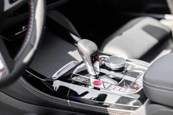 bmw-x4m-interieur-versnelling-1040x694.jpg