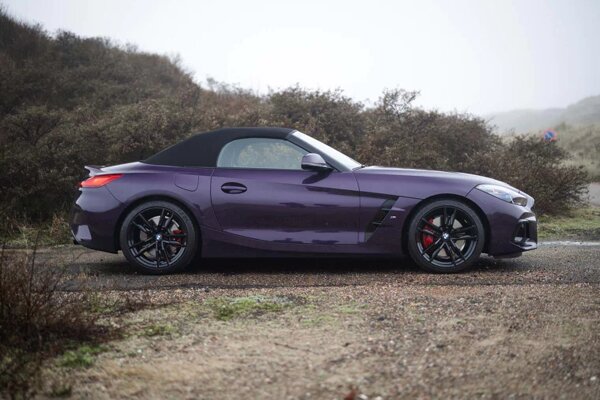 bmw-z4-paars-zijkant-duingebied.jpg
