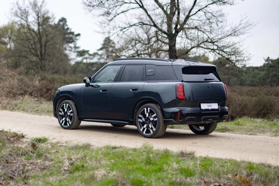 mini-countryman-zwart-zijkant-achterkant-ekris-bospad-bomen.jpg