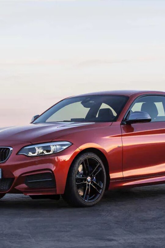 bmw-2-serie-coupe-oranje-voorkant-zijkant.jpg