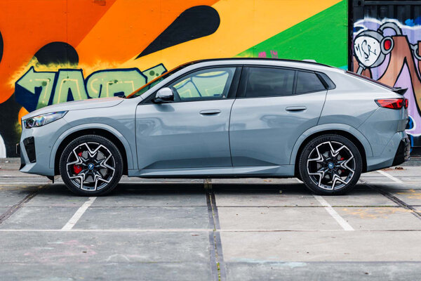 bmw-ix2-grijs-zijkant-graffiti-ekris