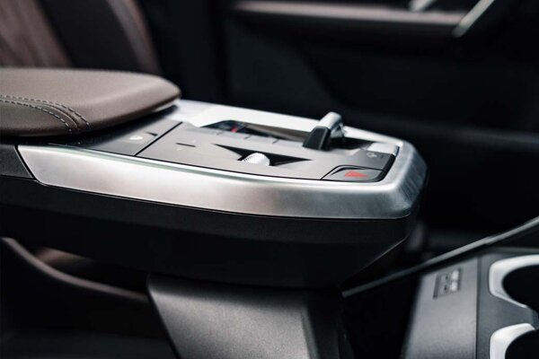 bmw-ix2-interieur-zwevende-armsteun-ekris