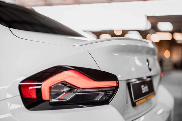 bmw-m2-wit-achterkant-achterlicht-ekris.jpg