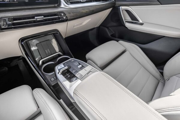 bmw-x1-interieur-zwevende-armsteun-ekris
