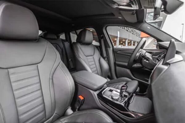 bmw-x4-interieur-cockpit-stoelen.jpg