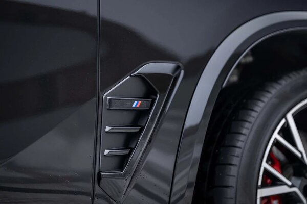 bmw-x5m-zwart-zijkant-luchtinlaat-ekris.jpg
