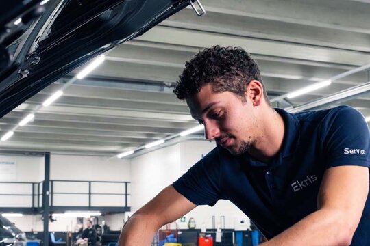 Ekris_Werkplaats_Monteur_Aan_Het_Werk_Header_Desktop