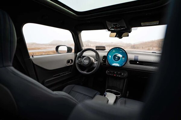 mini-cooper-5-deurs-interieur-cockpit-ekris.jpg
