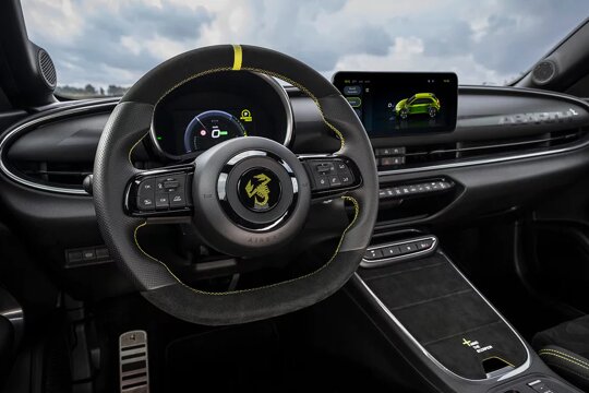 nieuwe-abarth-600e-racestuur - cockpit