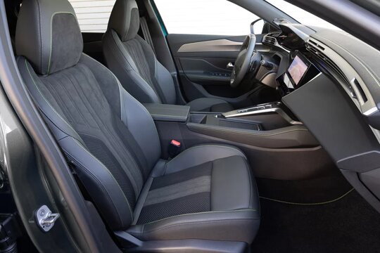 nieuwe-peugeot-e-408-stoel-cockpit