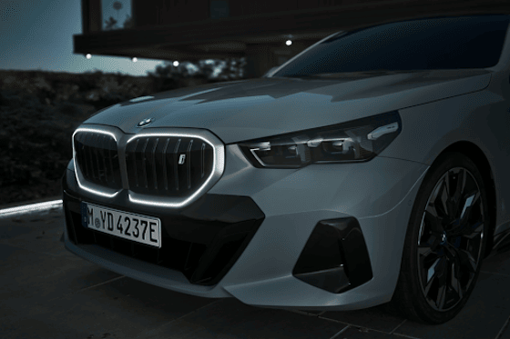bmw i5 - in het donker