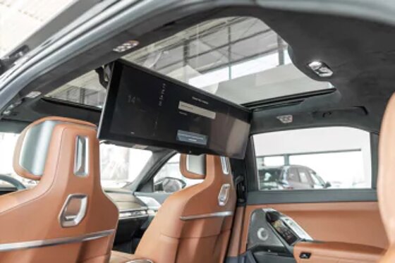 bmw i7 - entertainment achterin