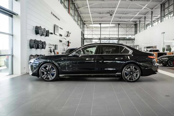 bmw i7 - zijaanzicht
