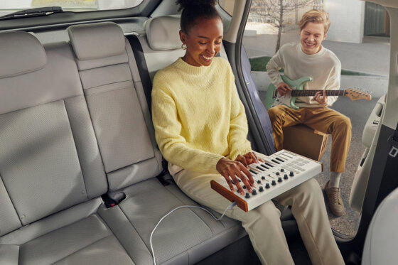 hyundai_KONA_V2L_Interieur_mensen_hyundai_wittenberg