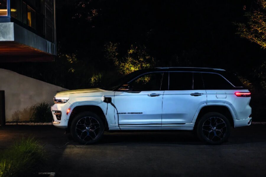Jeep Grand Cherokee achterkant zijkant.jpg