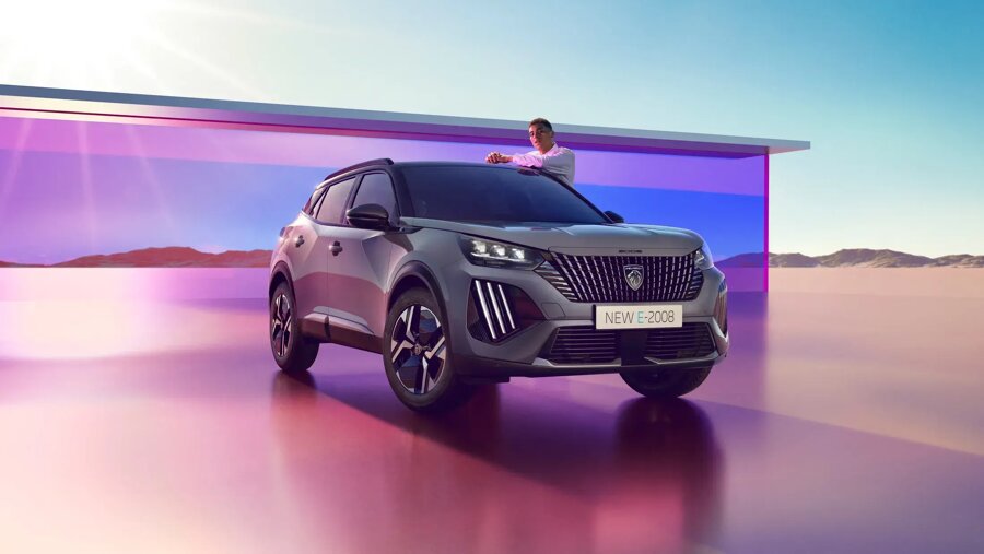 PEUGEOT_E-2008_2305CV_004.jpg