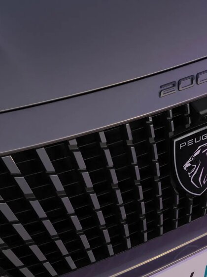 PEUGEOT_E-2008_2305CV_044-3