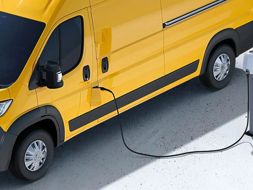 opel-movano-e-aan-lader.jpg